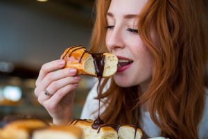 rossa_mangia_cornetto_cioccolata